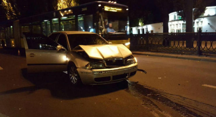 В Киеве мужчина на Skoda протаранил авто с беременной