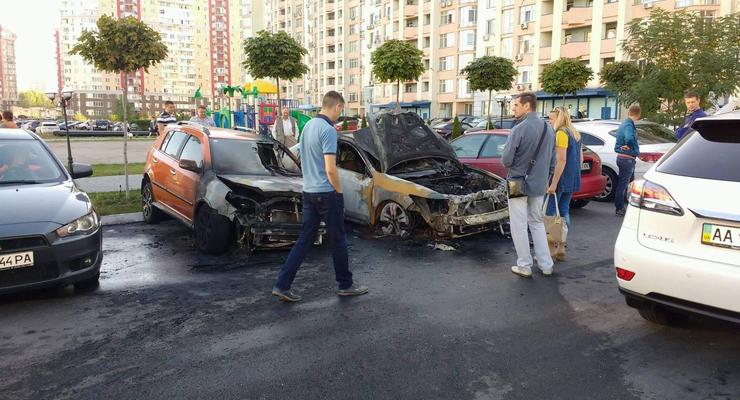 На стоянке в Киеве сгорели машины