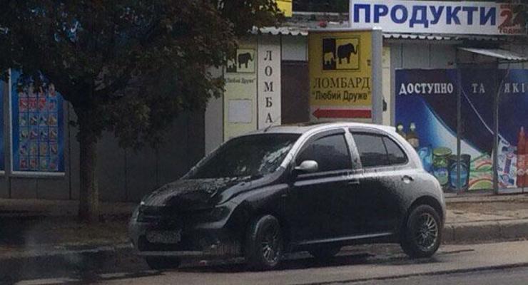 Фотофакт: в Харькове ремонтники залили битумом припаркованные авто