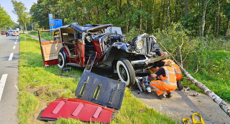 В Голландии разбили в ДТП раритетный Rolls-Royce Phantom
