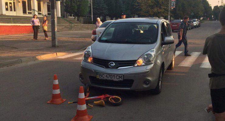 Во Львове Nissan сбил маленького ребенка на переходе
