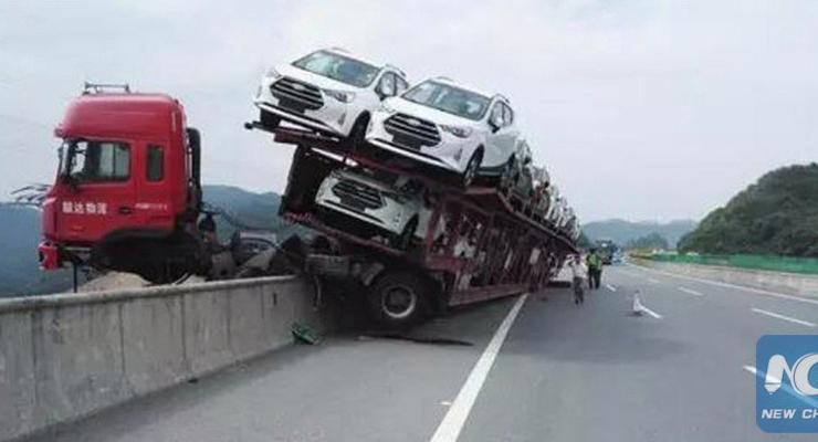 В Китае автовоз с легковушками завис над 150-метровым обрывом