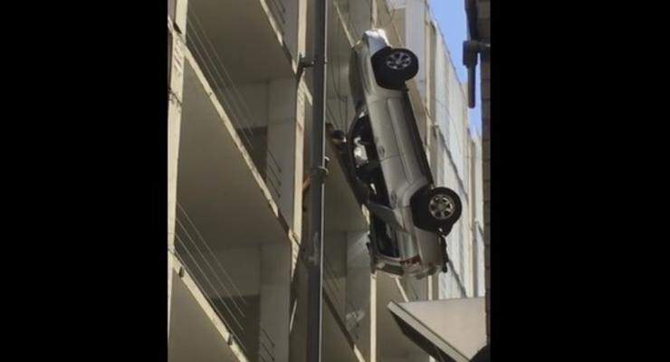 В США машина  упала с девятого этажа и повисла на проводах