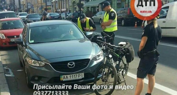 В Киеве водитель Mazda сбила полицейского