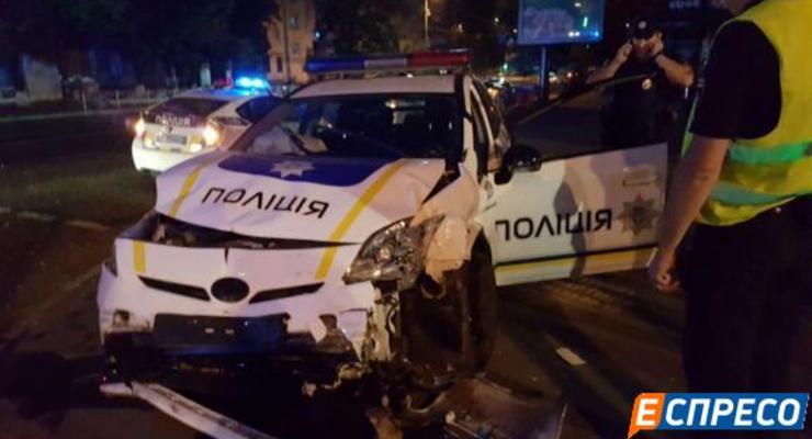 В Киеве полицейский патруль врезался в такси