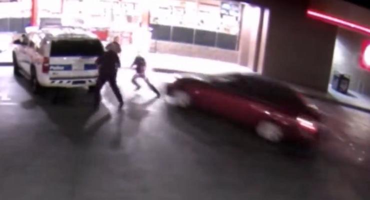 В США сумасшедший водитель сбил троих полицейских: шокирующее видео