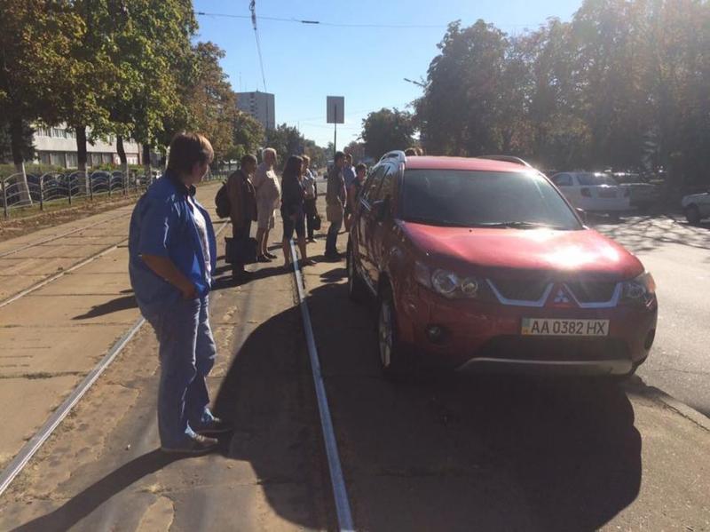 В Киеве пассажиры отодвинули брошенное авто, парализовавшее движение трамваев / Анна Гордийчук