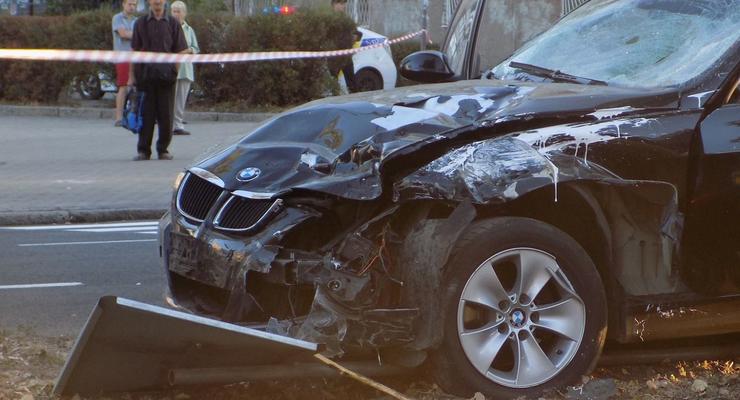 В Николаеве водитель BMW сбил насмерть четырех человек и сбежал с места происшествия