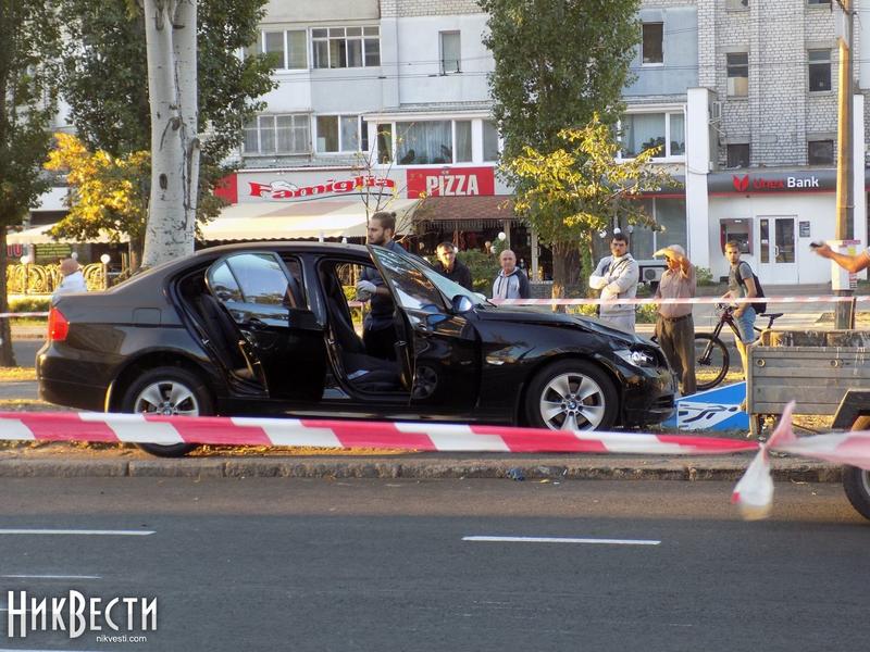В Николаеве водитель BMW сбил насмерть четырех человек и сбежал с места происшествия