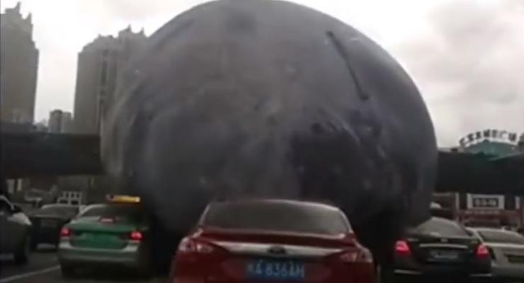 В Китае гигантский шар прокатился по автомобилям