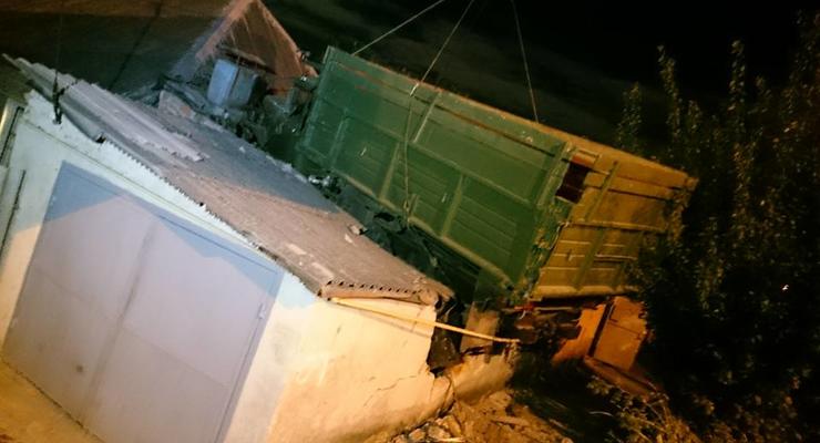 В Харькове грузовик, вылетевший с дороги, приземлился на крышу дома