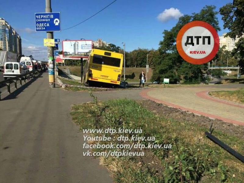 В Киеве автобус с пассажирами чуть не слетел с моста