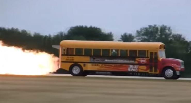 В США школьный автобус разогнали до 590 км/ч