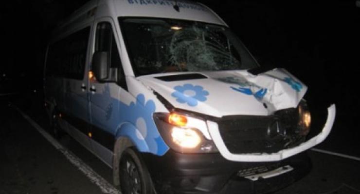 Смертельное ДТП под Киевом: микроавтобус сбил пешехода-нарушителя