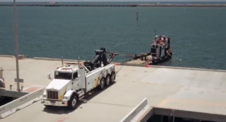 Морской буксир против грузовика: видео битвы монстров воды и дороги