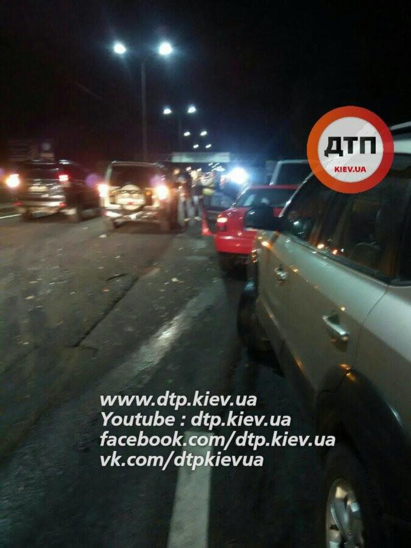 Масштабное ДТП под Киевом: на дороге столкнулись три авто