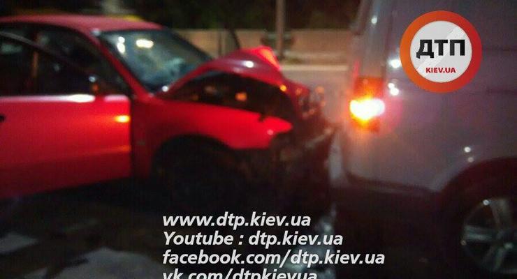 Масштабное ДТП под Киевом: на дороге столкнулись три авто