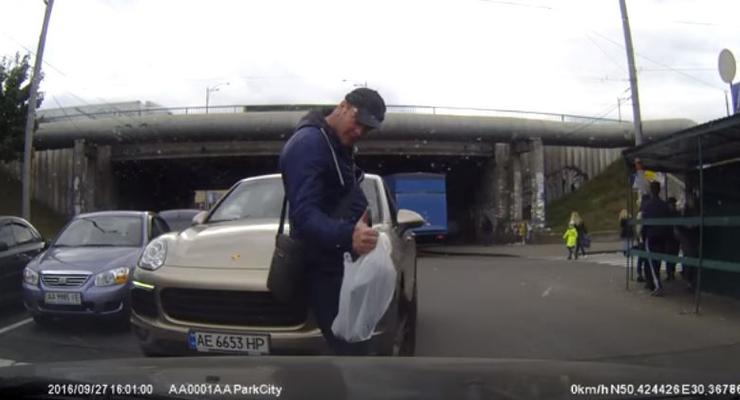 В Киеве обычный парень поставил на место наглого водителя на Porsche Cayenne