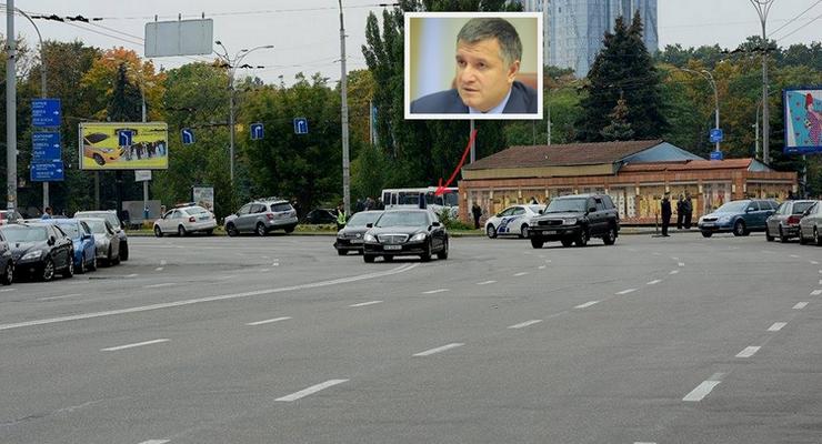 Кортеж министра МВД Авакова нарушает ПДД и пересекает двойную сплошную