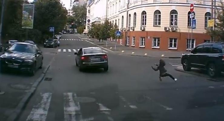 В центре Киева водитель на переходе сбил девочку и скрылся с места ДТП