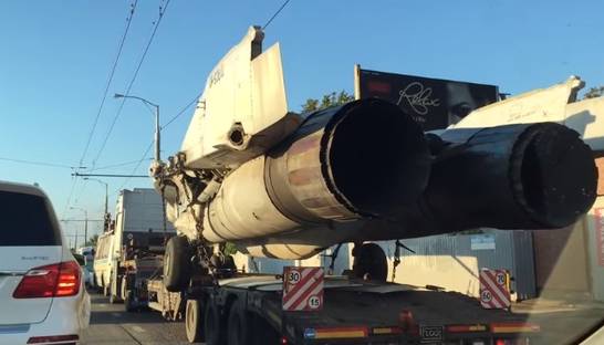 В России истребитель "застрял" в пробке