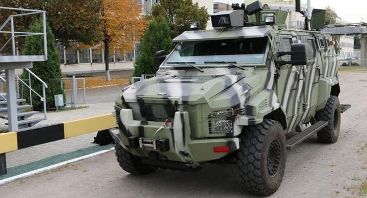 КрАЗ опубликовал видео, как ездит боевой беспилотный бронеавтомобиль