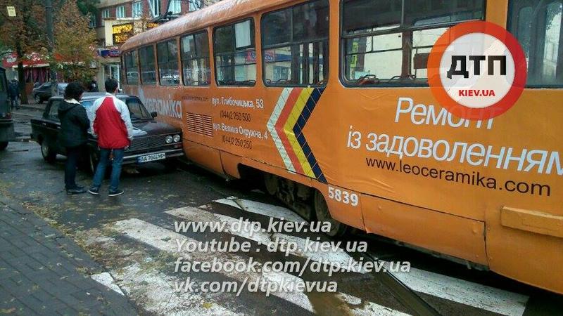 В Киеве трамвай сошел с рельс и врезался в автомобиль / dtp.kiev.ua