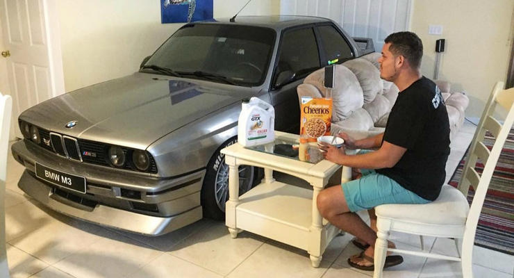 Владелец BMW припарковал авто посреди дома, чтобы уберечь от урагана