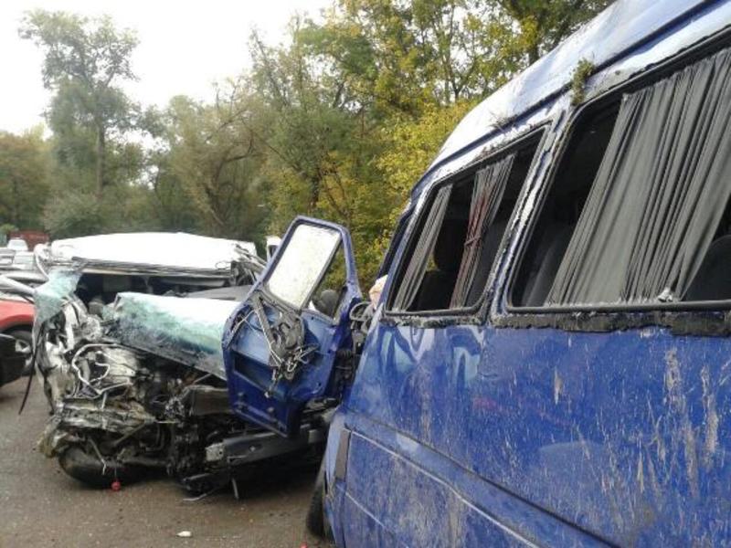 Жуткое ДТП на Закарпатье: столкнулись микроавтобусы, 10 человек пострадало / npu.gov.ua