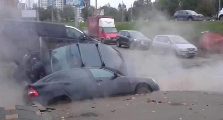 В России два авто провалились в яму с кипятком