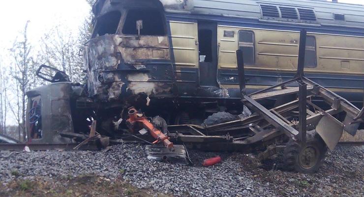 Под Винницей пассажирский поезд столкнулся с лесовозом, три человека погибли