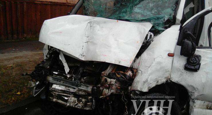 В Житомире грузовик столкнулся с автобусом: один человек погиб