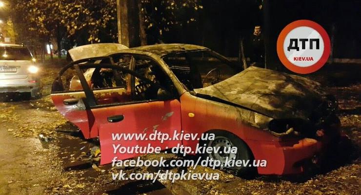 В Киеве Ланос протаранил столб и загорелся