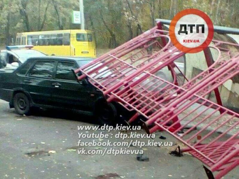 В Киеве автомобиль снес  автобусную остановку / dtp.kiev.ua