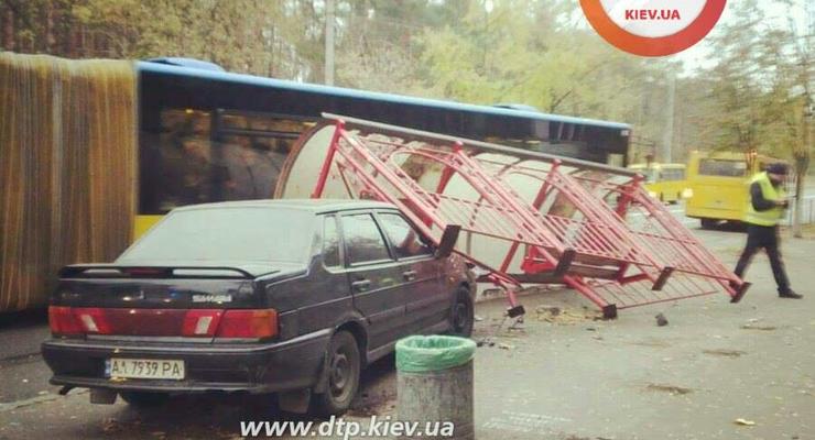 В Киеве автомобиль снес  автобусную остановку