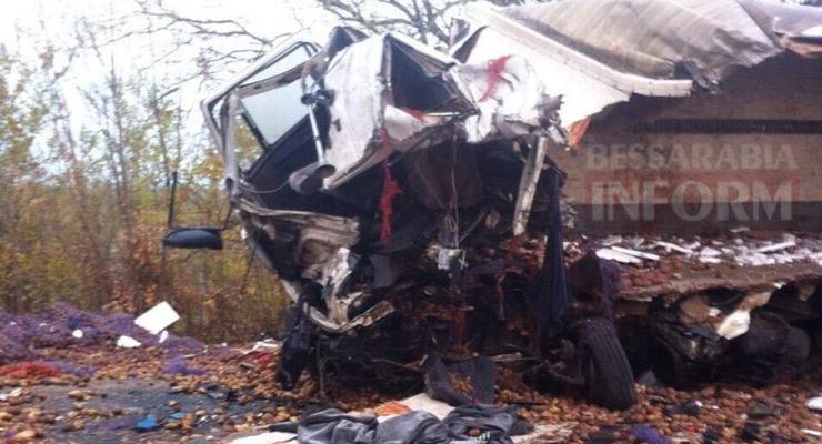 Смертельное ДТП под Одессой: разбились два грузовика