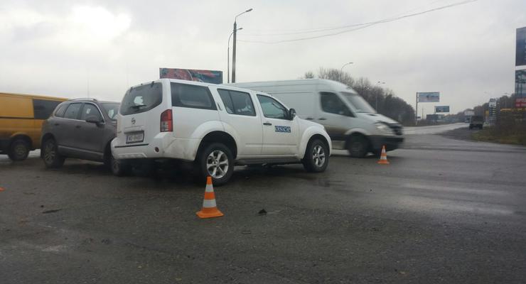 В Харькове Volkswagen протаранил авто ОБСЕ, есть пострадавшие