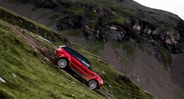 Экс-каскадер шоу Top Gear съехал на Range Rover с горнолыжного склона
