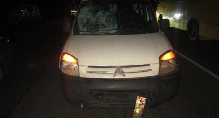 Жуткое ДТП под Киевом: машины сбили девушку и водителя, который шел ей помочь