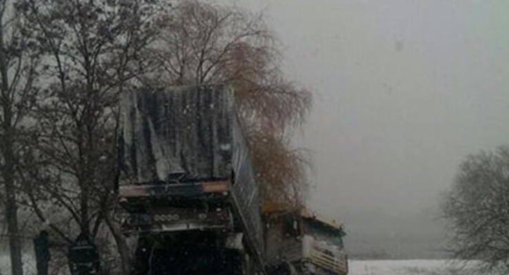 В Винницкой области из-за непогоды перевернулись четыре грузовика