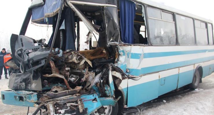 Под Житомиром фура столкнулась с автобусом, 17 пострадавших