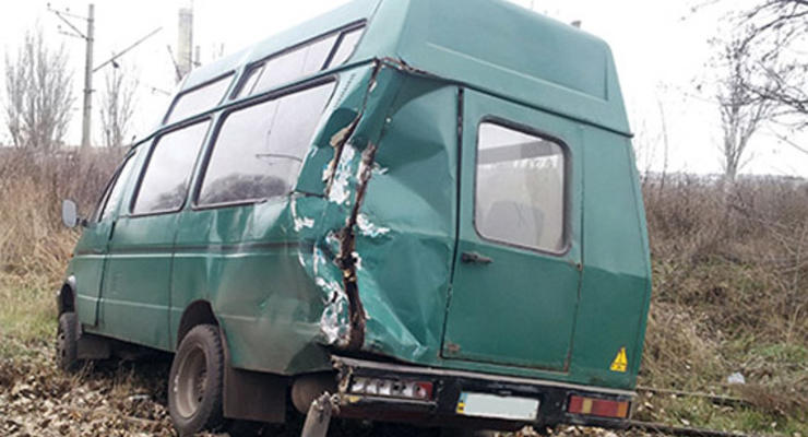 В Донецкой области военный грузовик столкнулся с Газелью