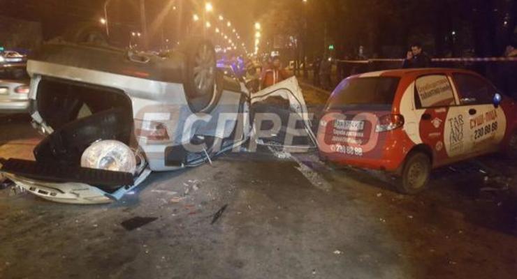 Пьяное ДТП в Киеве: Mazda вылетела с моста и приземлилась на Matiz