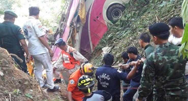 В Таиланде автобус упал в овраг, 18 человек погибли