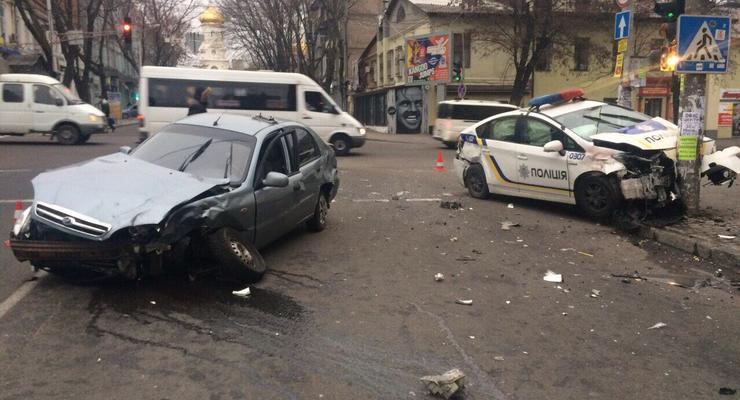 Жуткое ДТП с полицией в Днепре, таксист протаранил авто копов