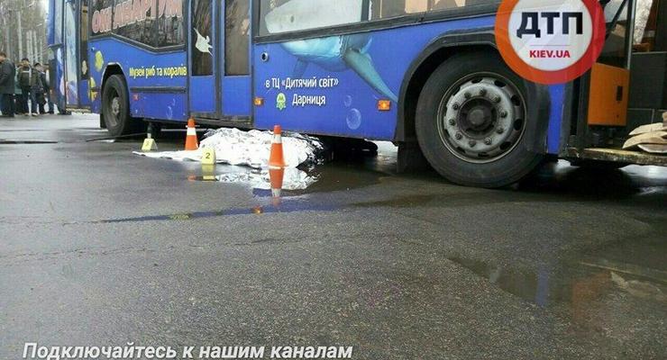 В Киеве троллейбус переехал мужчину, спешившего к новорожденной внучке