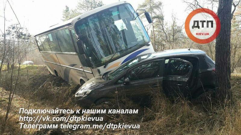 В Киеве автобус с детьми вылетел в кювет / dtp.kiev.ua
