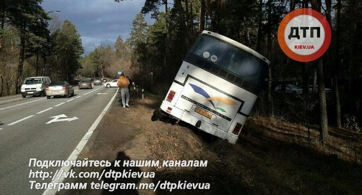 В Киеве автобус с детьми вылетел в кювет