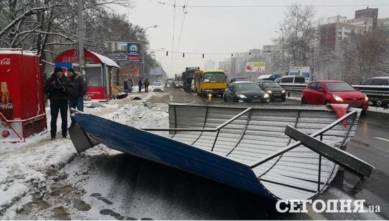 В Киеве фура снесла остановку, пострадали 10 человек / segodnya.ua