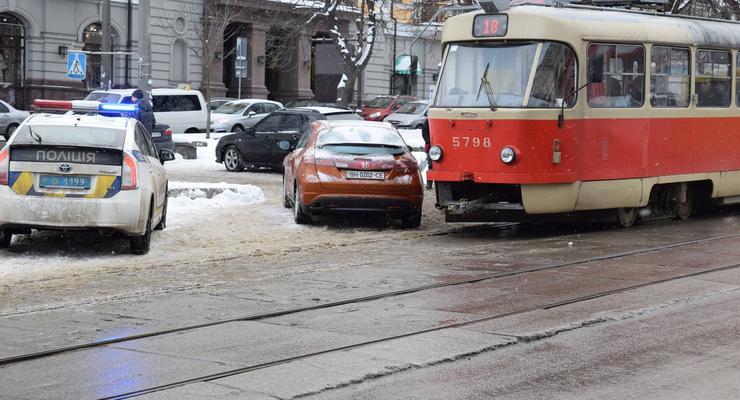 Киевлянка своей машиной перекрыла дорогу восьми трамваям